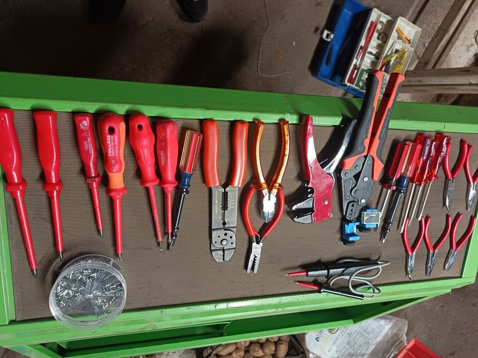 Продават се инструменти