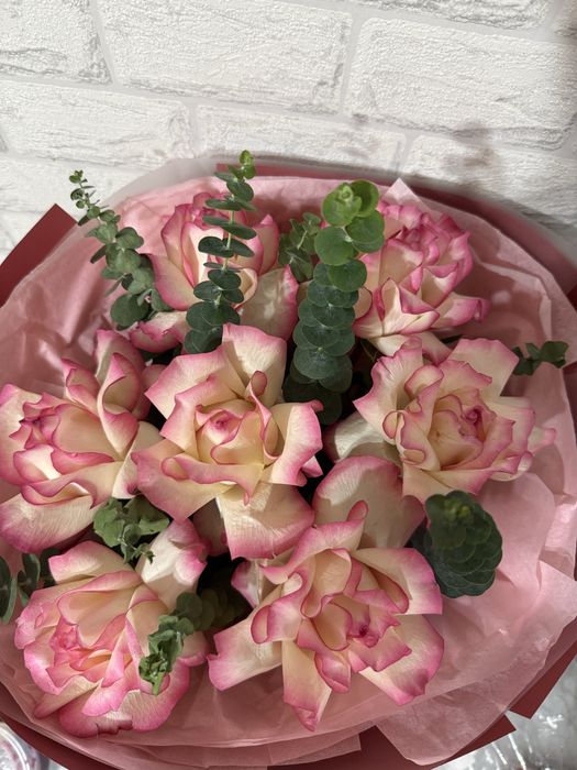 Очень красивый букет кремово-розовых роз с эвкалиптом.