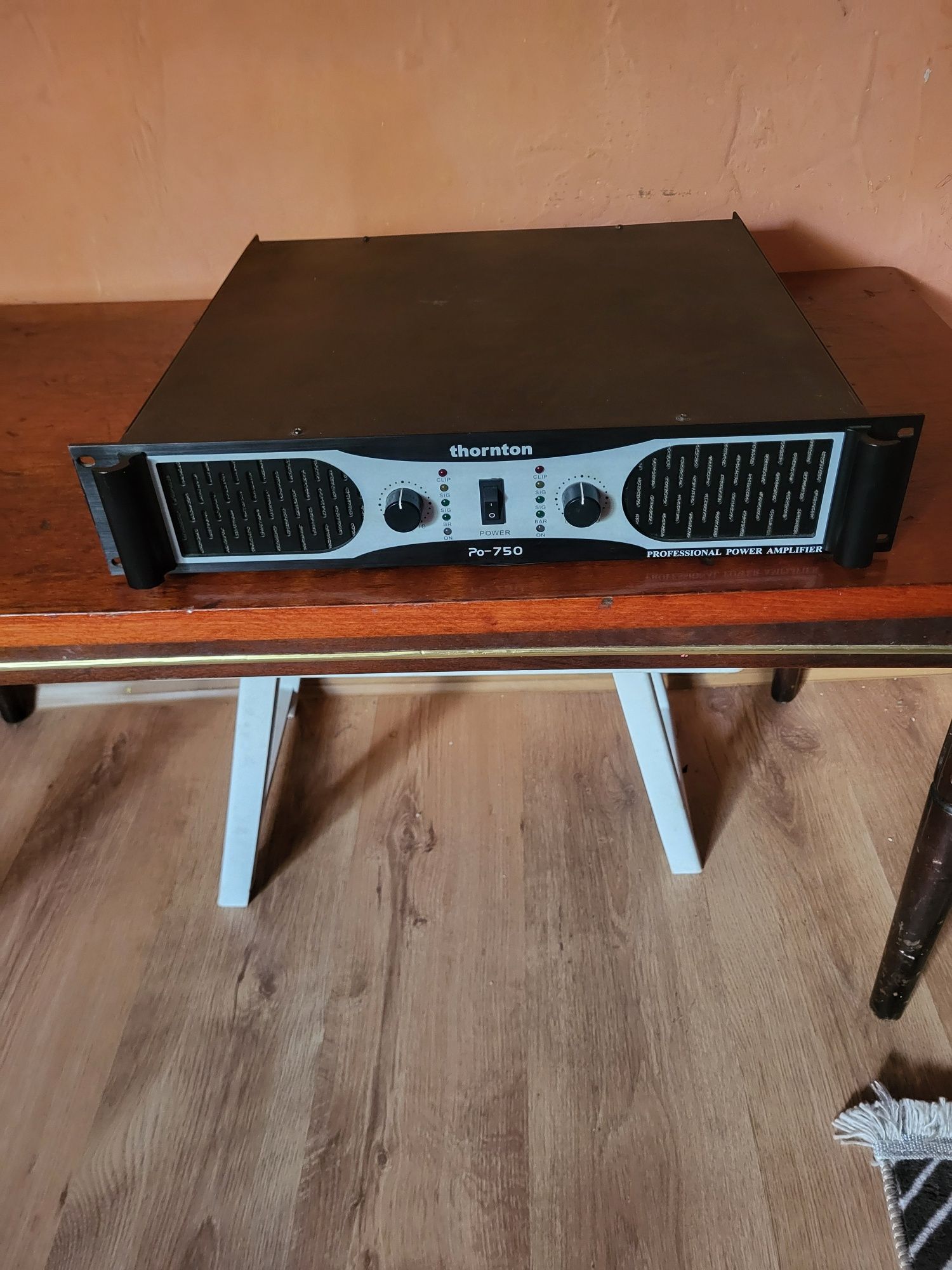 Vând sau schimb boxe pasive behringer cu amplificator mixer si cabluri