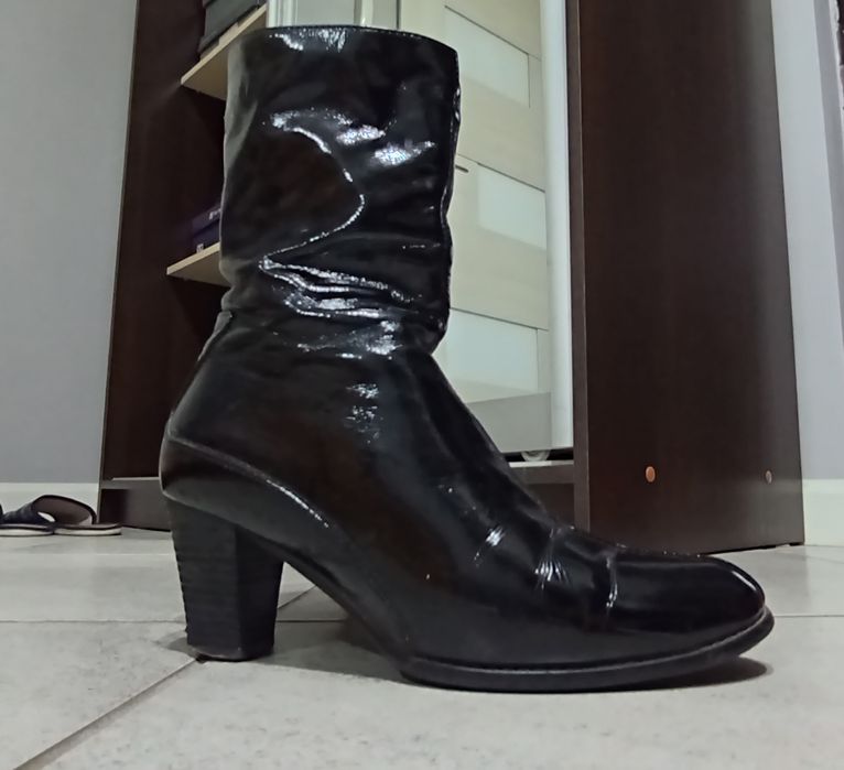 Женские лакированные демисезонные ботинки