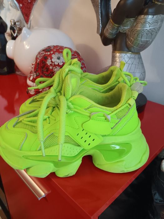 Неоново зелени маратонки