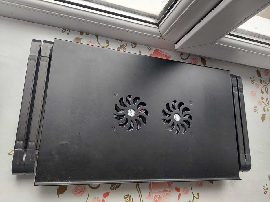 Подставка под ноутбук с системой охлаждения