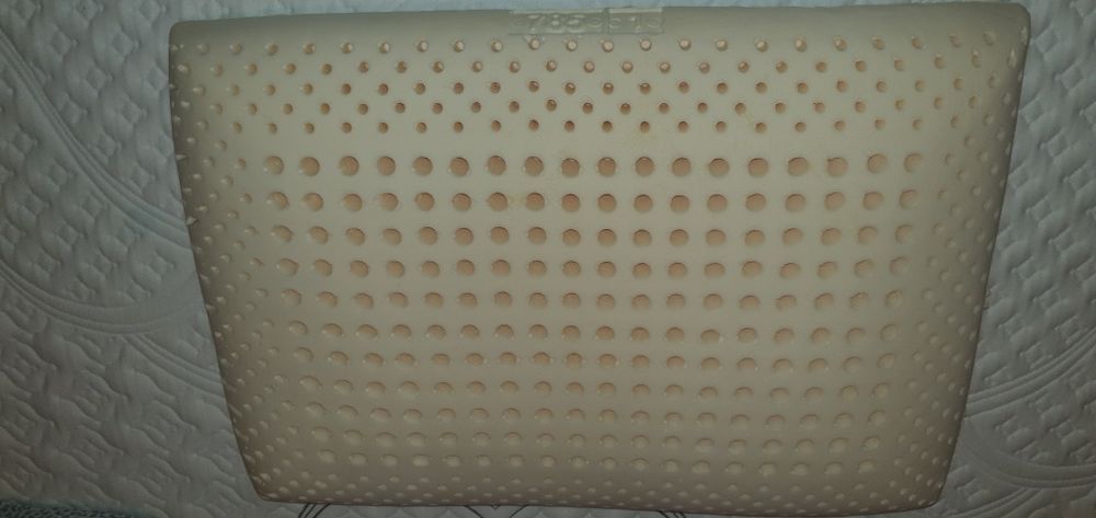 Vând perna latex