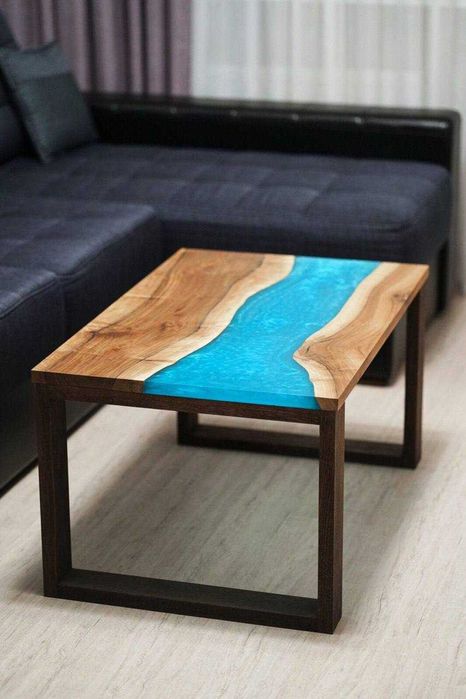 Masă de cafea din rășină epoxidică și lemn de nuc – lucrată manual