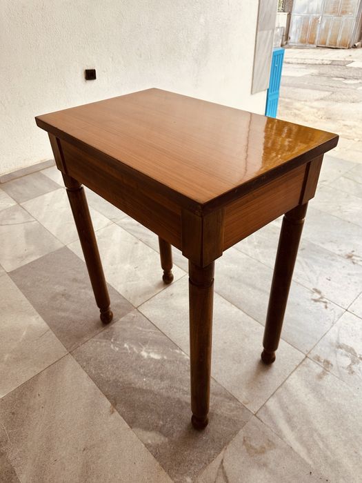 Елегантна италианска дървена маса с чекмедже – ръчна изработка