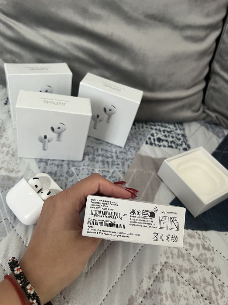 Продавам слушалки Apple AirPods 4 ANC