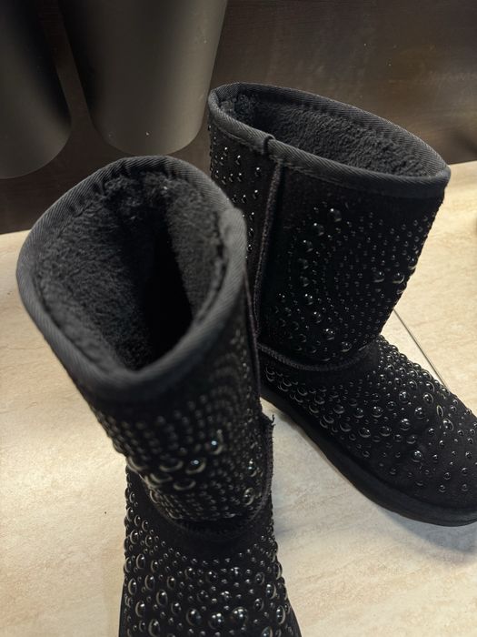 Пухкави черни ботуши с капси