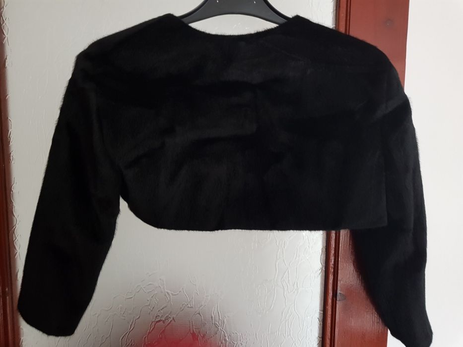 Bolero negru , inchdere cu brosa, impecabil