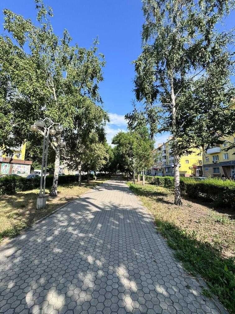 Продаётся 3-х комн квартира в центре города в кирпичном доме. 2 этаж.