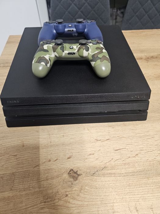 PS4 PRO + 2 Controllere