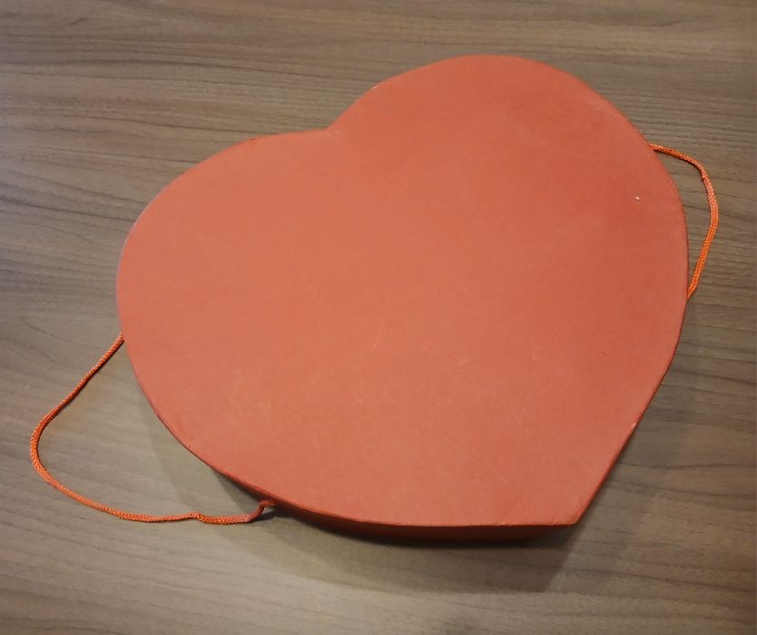 Set din 6 cești de cafea cu farfurioare, in cutie