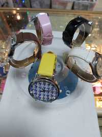 Suport rotativ pentru ceasuri bijuterii