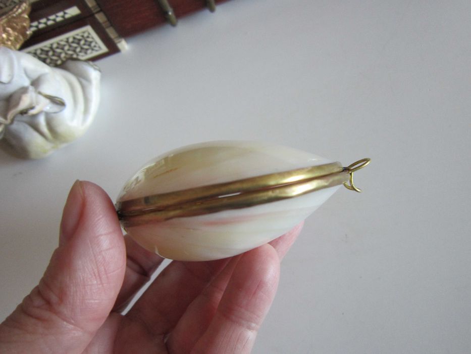 rar Cutie victoriana scoica Mother of pearl si alama handmade 1920
