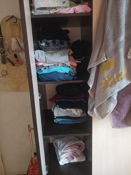 Продам шкафы и круглый стол раздвижной