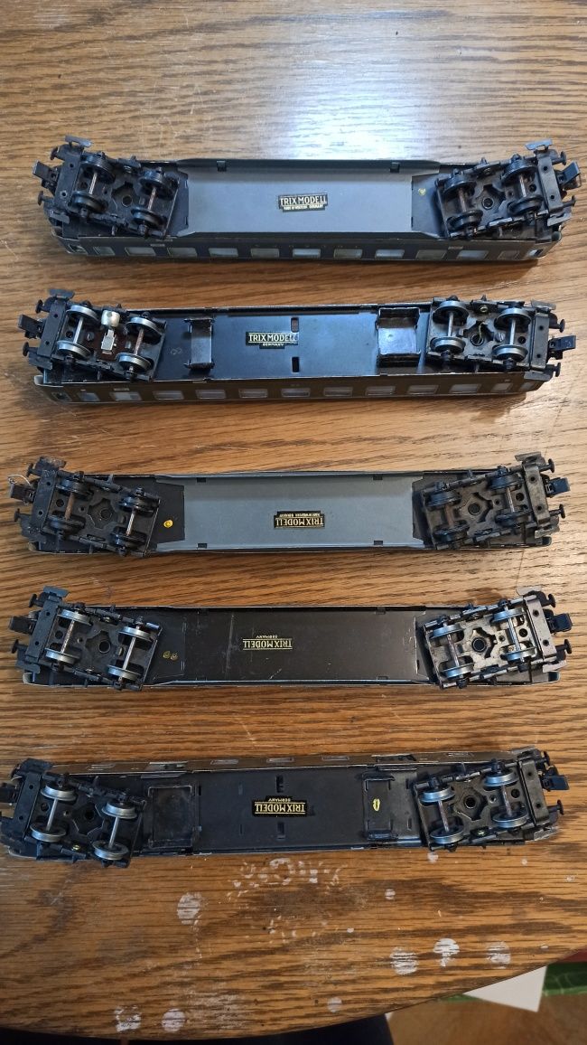 Vagoane de calatori trenulet HO. Trix Express, metalice, pret pe bucat
