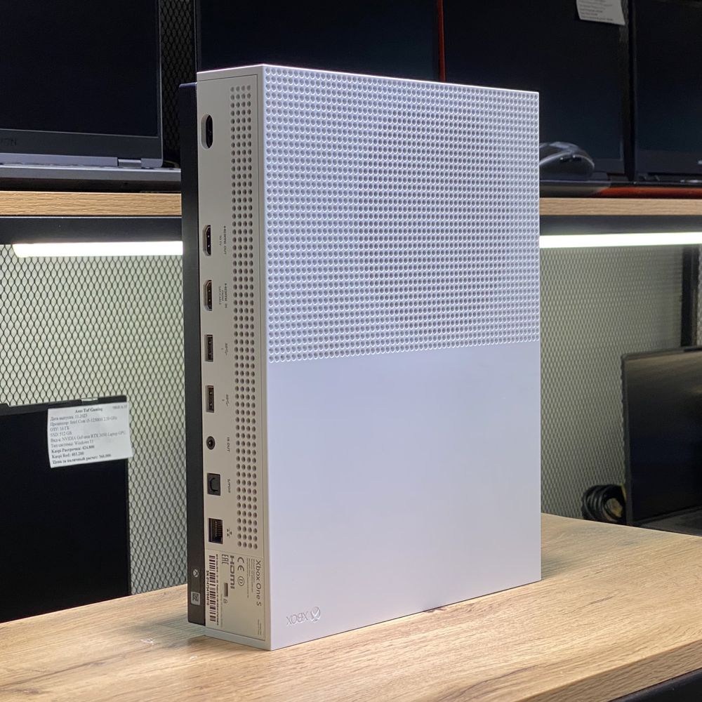 Xbox One S, 1 TB, 2 джойстика, 2 диска, 10098/А10