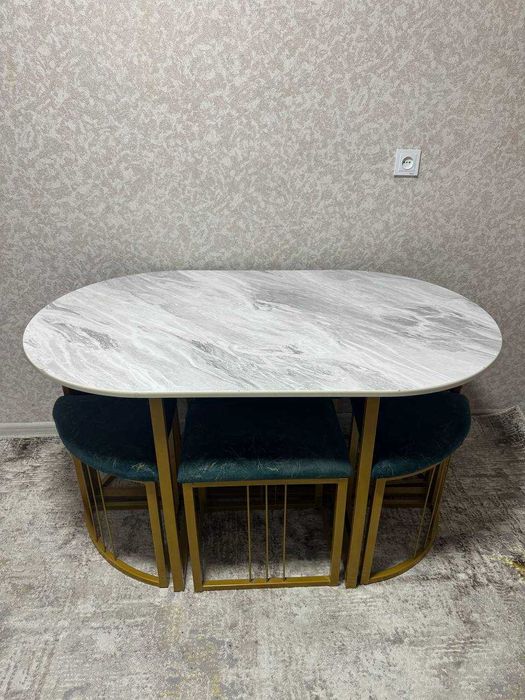 Стол с табуретками