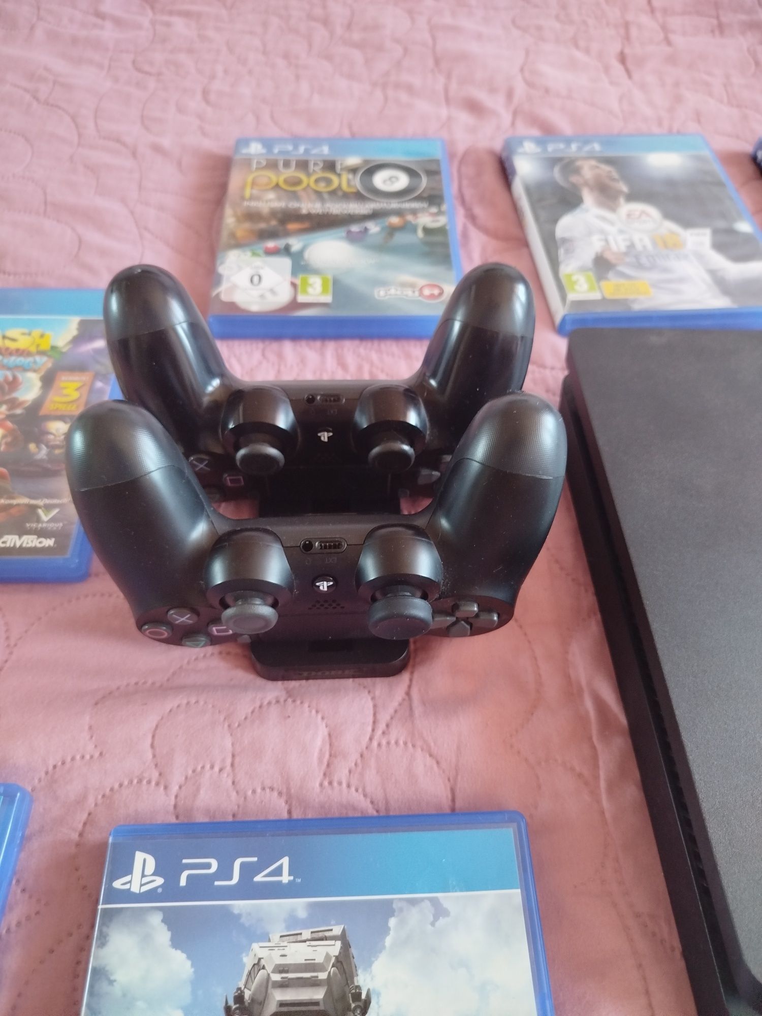 Playstation 4 Slim с аксесоари, 7 игри и два джойстика