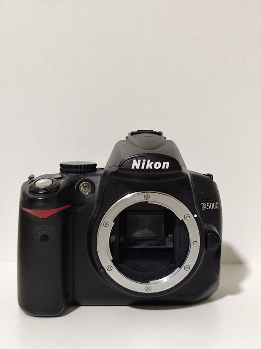 Nikon D3300 și Nikon D5000 cu obiective, accesorii și geantă