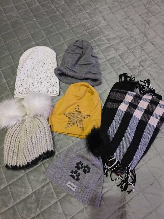 Лот дамски шапки, шал