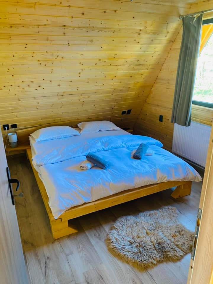 Cabane de lemn cu două dormitoare baie bucătărie