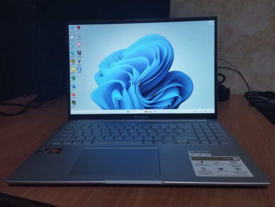 ASUS VivoBook 15 — Ryzen 5 7430U / 16 ГБ / 512 ГБ SSD — Отличное состо