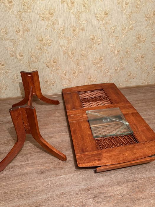 Отдам стол и стулья. Самовывоз