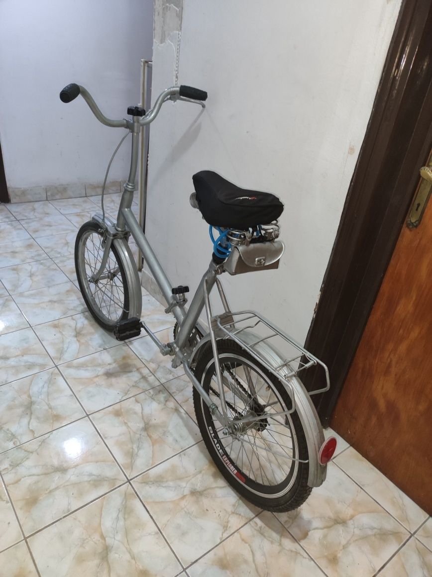 Vand ieftin bicicletă Pegas original 1982, demontabilă in două părti .