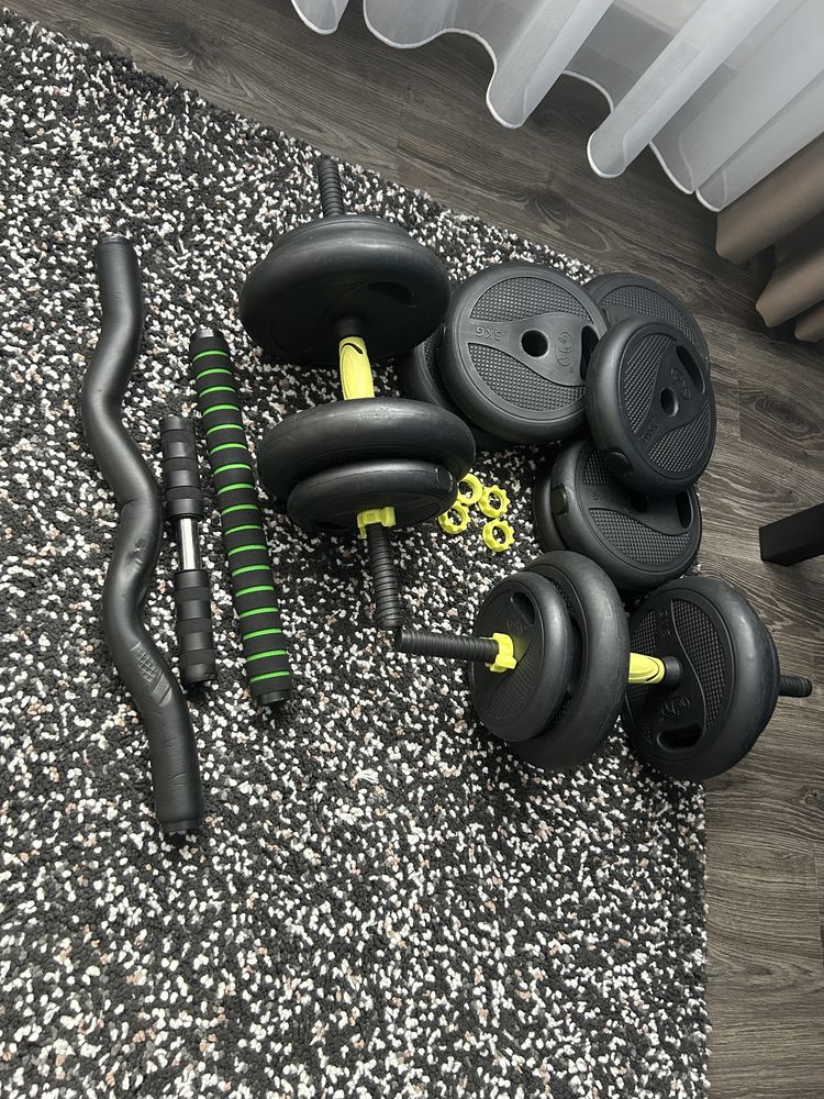 Vând gantere + echipamente fitness