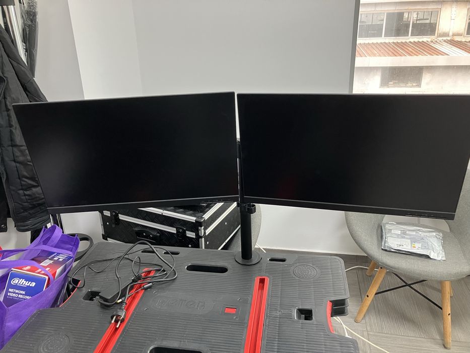 Продавам стойка с два монитора Lenovo 24” L24i-30