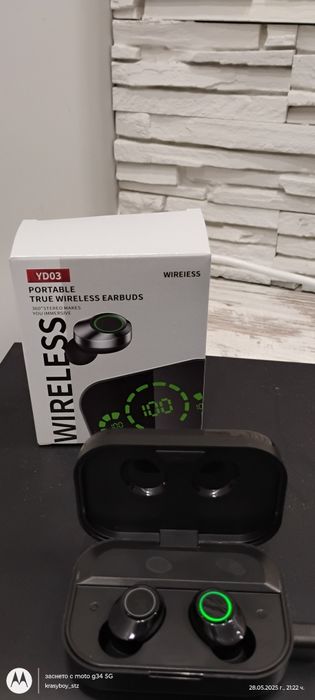 Блутут слушалки с кутия