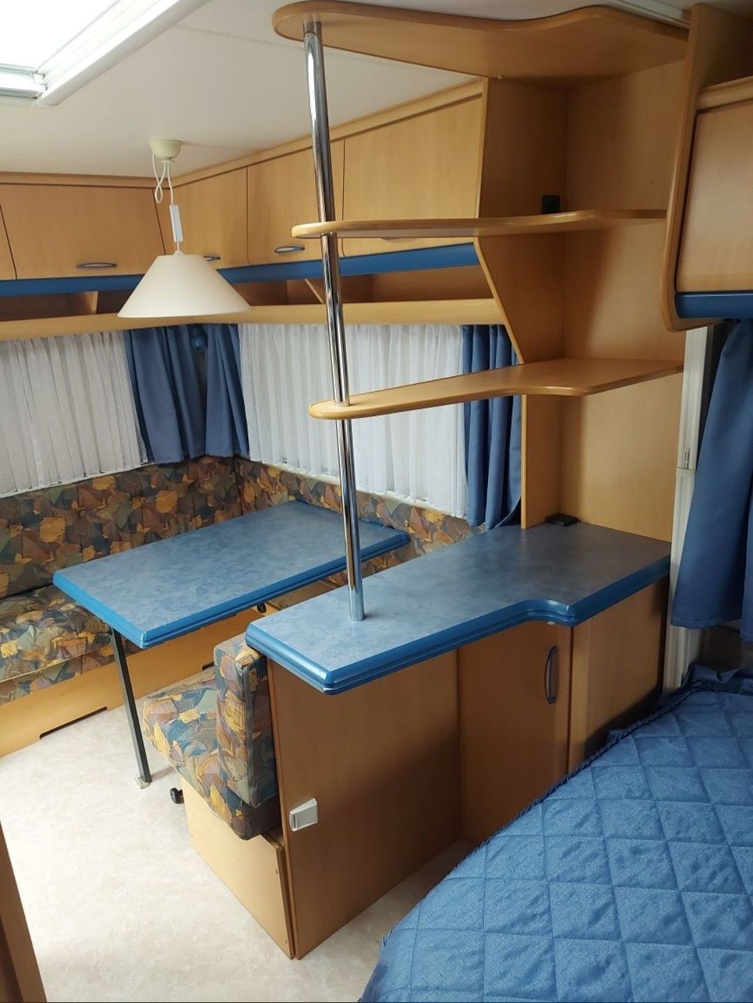 Rulotă Hobby De Luxe 440, Înmatriculată, 2 zone de dormit, pat Francez