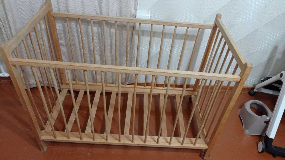 Кровать детская б/у размеры 60х120см.