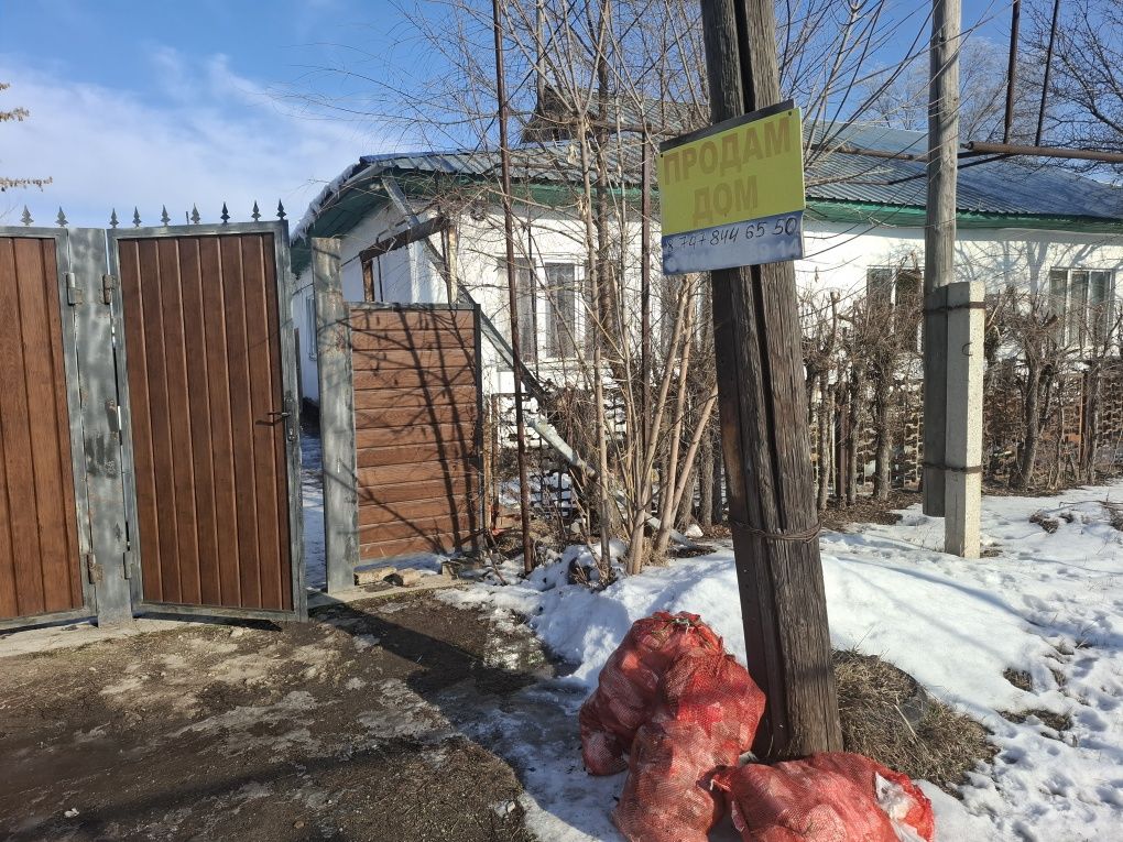 Продам дом в центре посёлка.