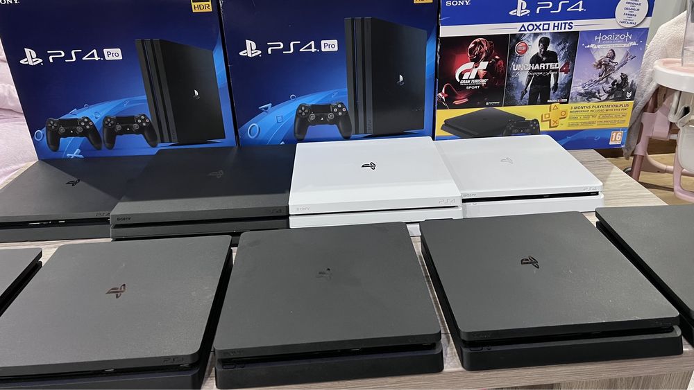 Продавам Sony PlayStation 4 / ПС 4 с 2 игри подарък и 1 джой