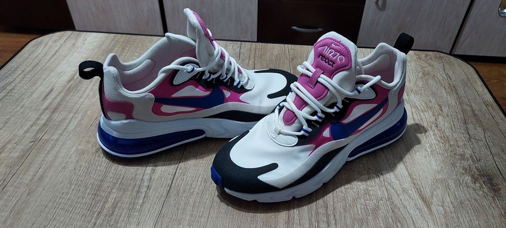 Vând adidași nike react 270