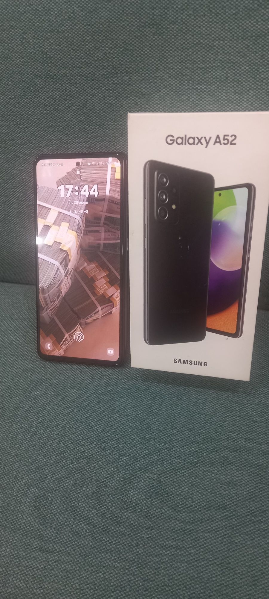 Продажа телефона Samsung A52 . Память 128 гб. Коробка есть.