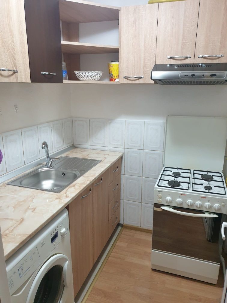 Închiriez apartament cu 2 camere parter lîngă spitalul Judetean M14