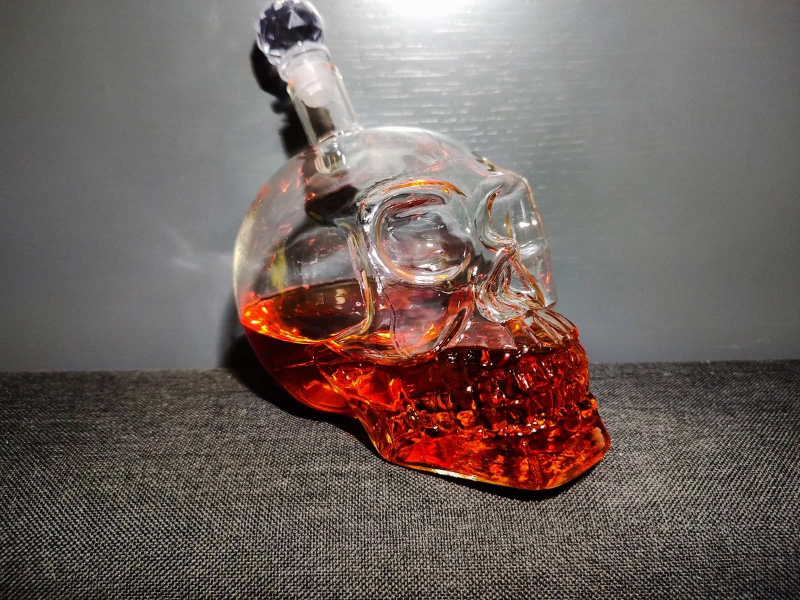 Елегантна бутилка във формата на череп