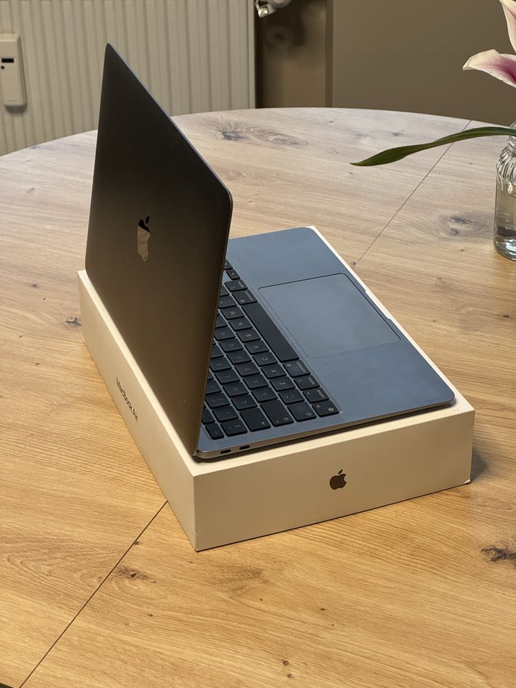 Macbook Air M1 - 16 GB - перфектен