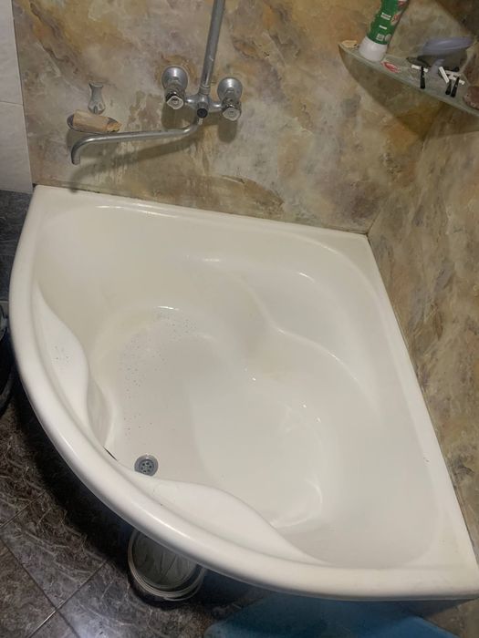 Продам угловую ванну