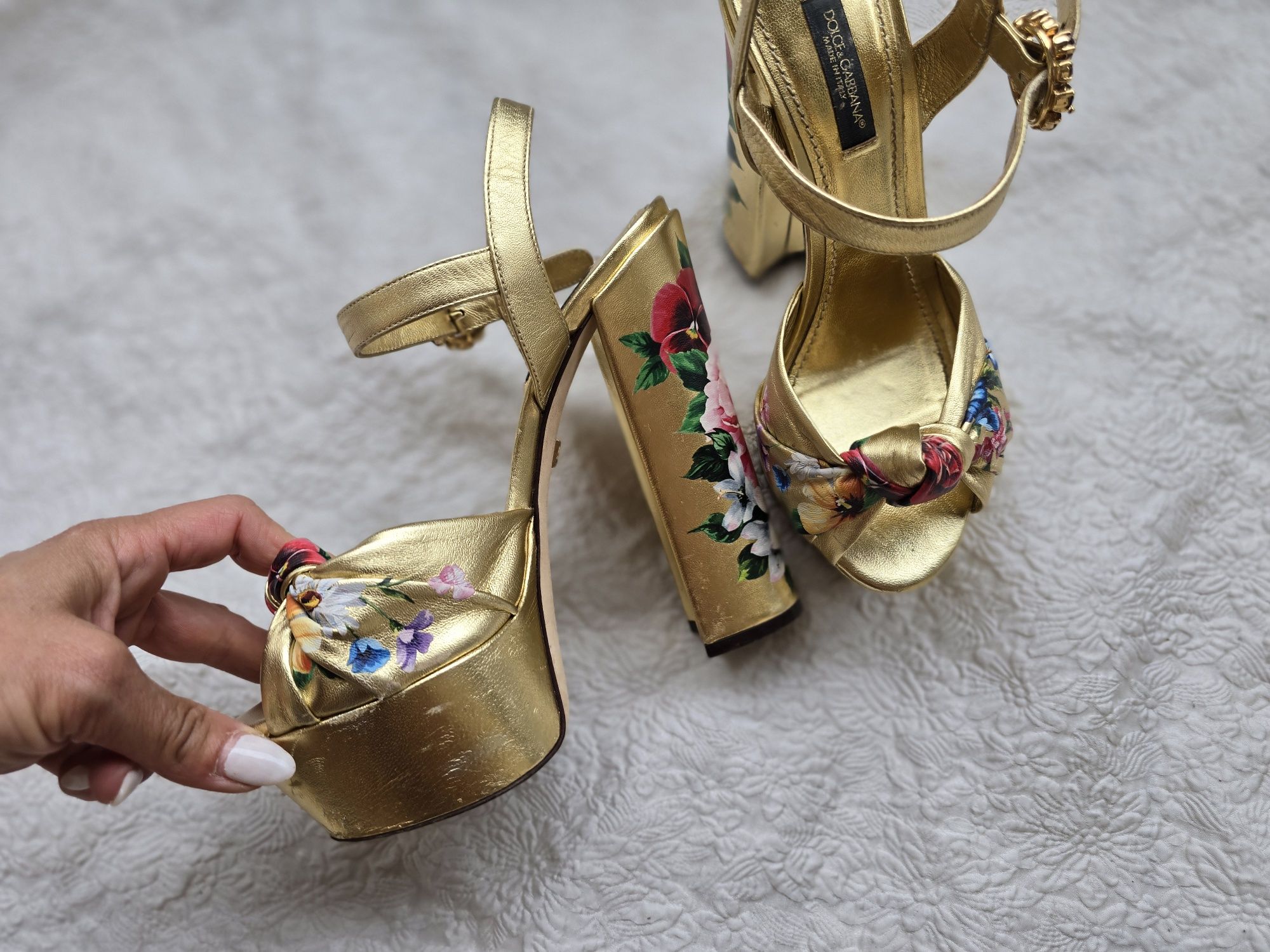 Дамски златисти оригинални сандали Dolce&Gabanna