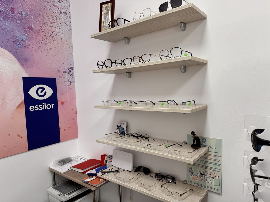 Mobilier optica medicala aproape nou ,impecabil