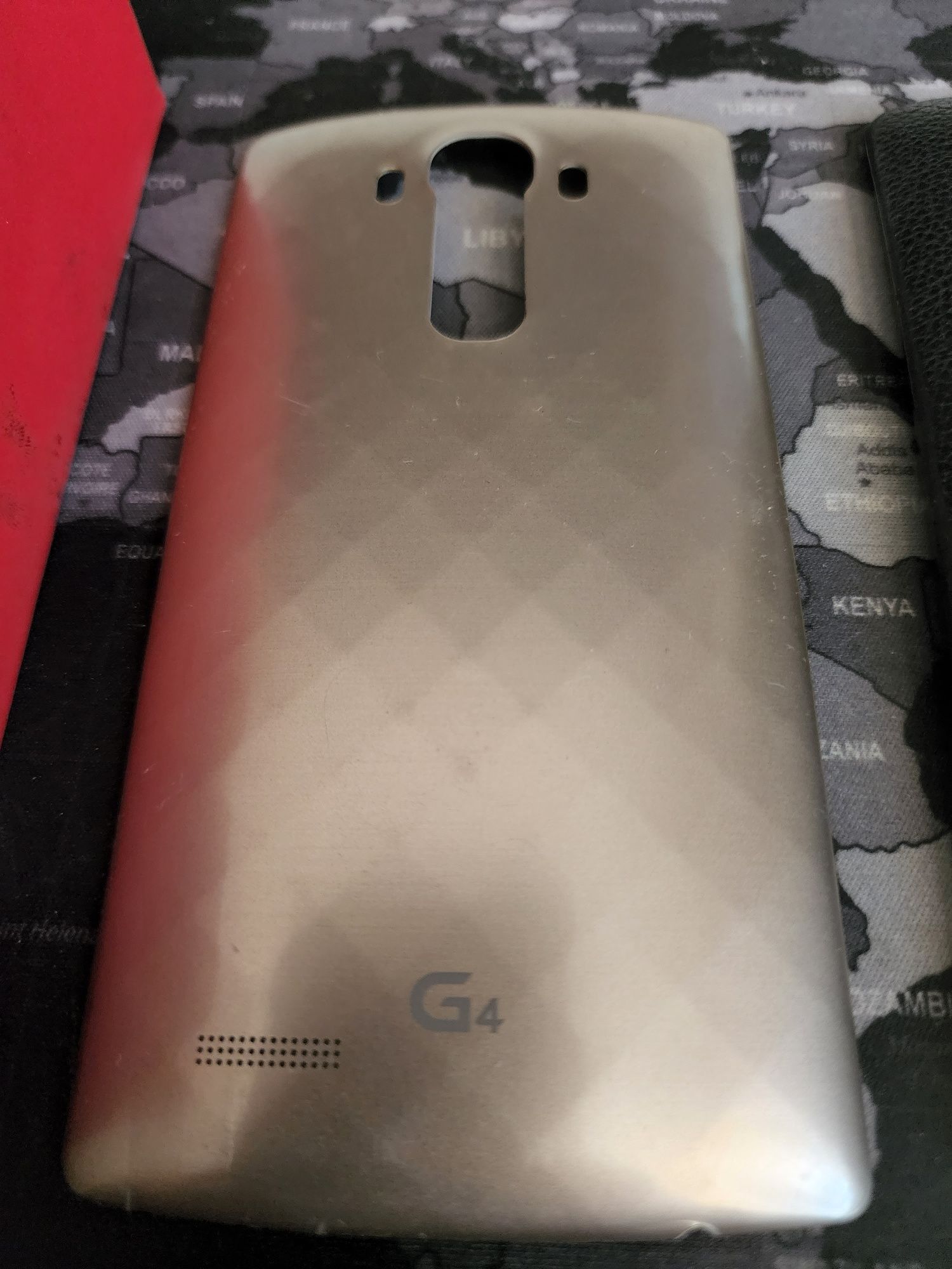 Телефон LG G4 в комплекте