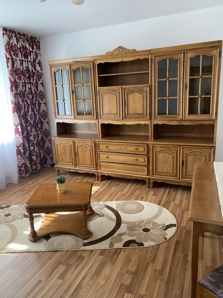 Inchiriez apartament cu 3 camere, zona Cina