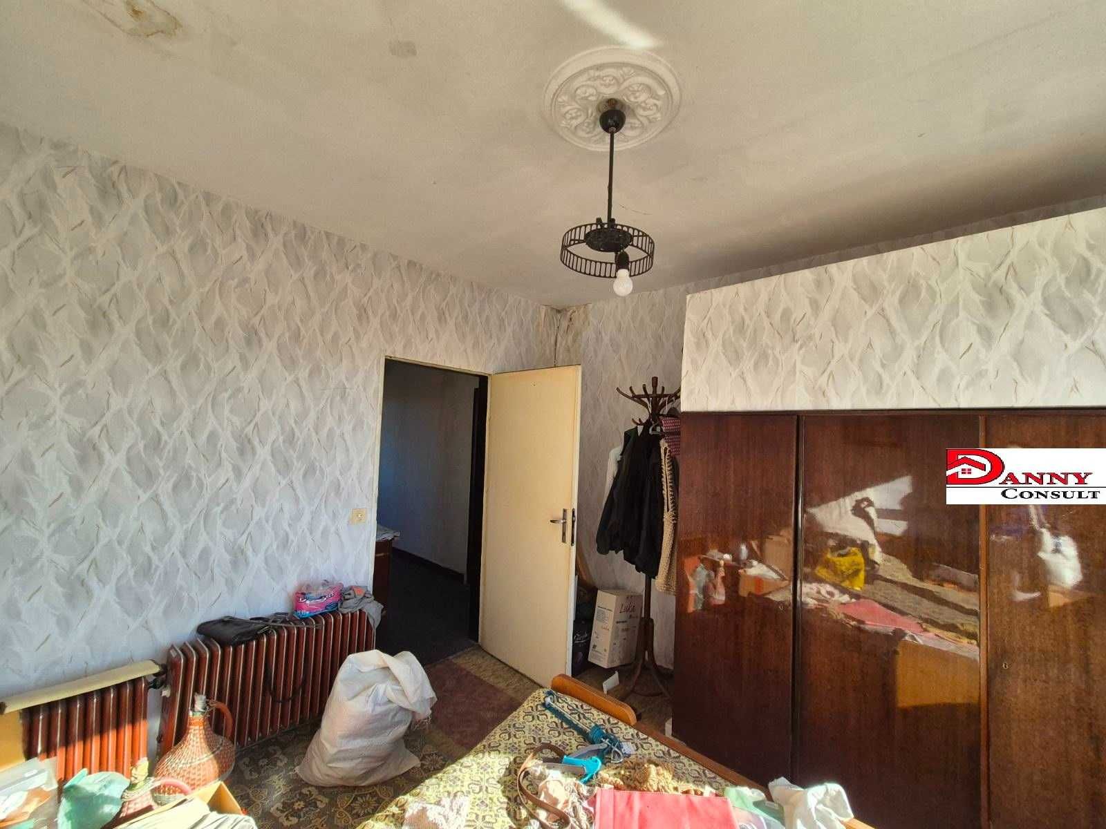 Тристаен апартамент в гр. Горна Оряховица, кв. "Гарата"