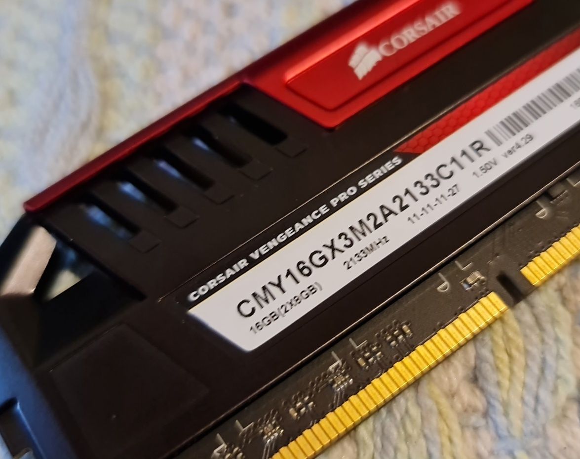 16GB RAM 2133MHz DDR3 Corsair Vengeance Red CL11  1.5V