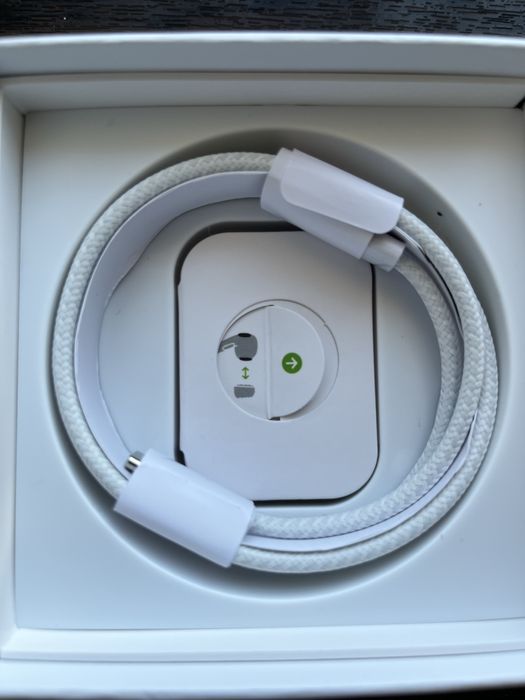 AirPods Pro (a 2-a generație) cu carcasă de încărcare MagSafe (USB-C).