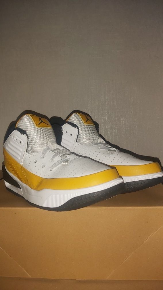Nike Air Jordan Max Aura 5 - Номер 37.5