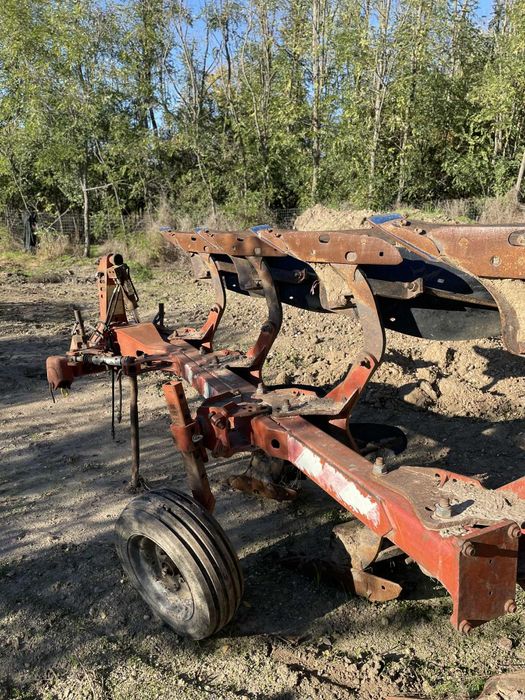 Vând.                                                 Plug reversibill